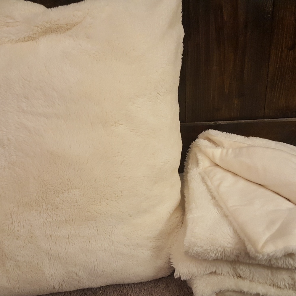 Faux fur blanket and pillow off white